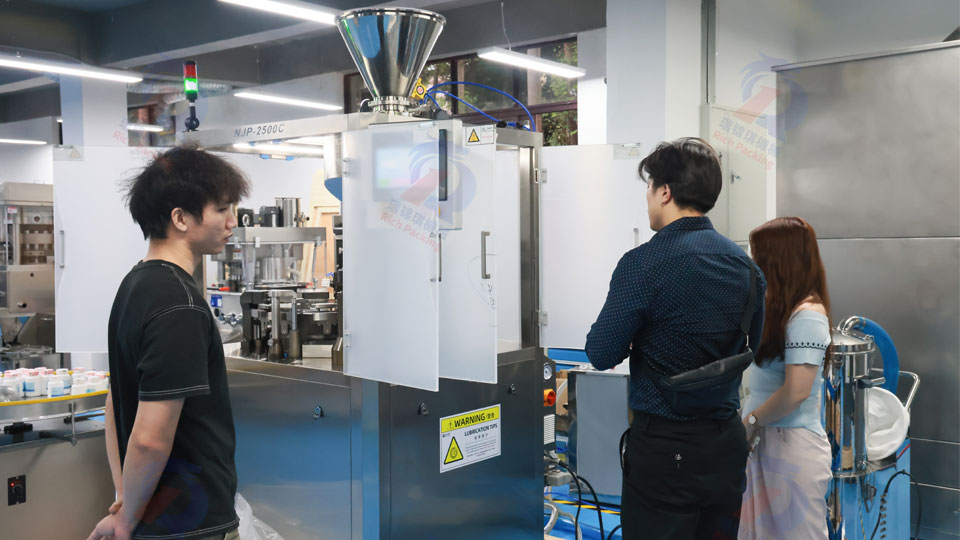 西班牙客戶委托貿易伙伴蒞臨瑞錦琪 2500C膠囊填充機以卓越性能通過嚴苛驗收