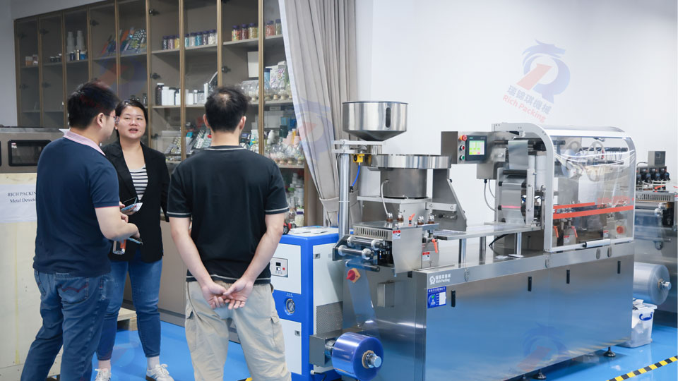 浙江制藥企業蒞臨瑞錦琪考察，對其高效包衣機與泡罩包裝機高度認可