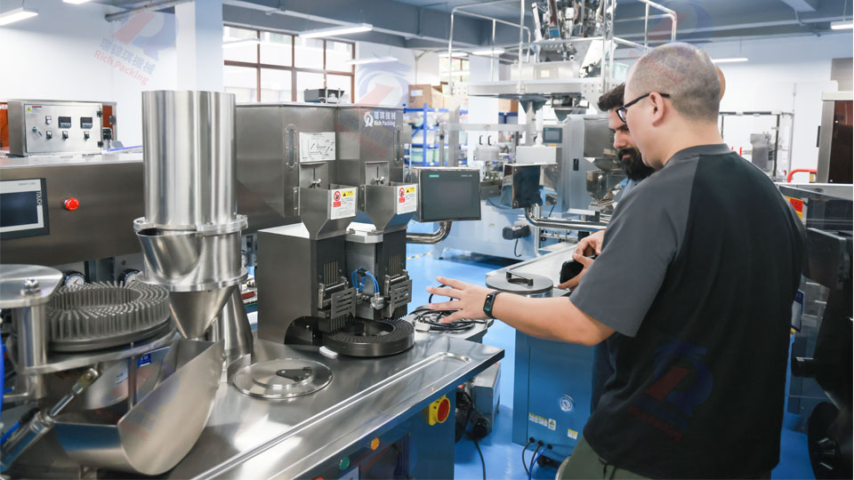 波蘭制藥客戶蒞臨瑞錦琪考察，深度評估全自動與半自動膠囊填充機