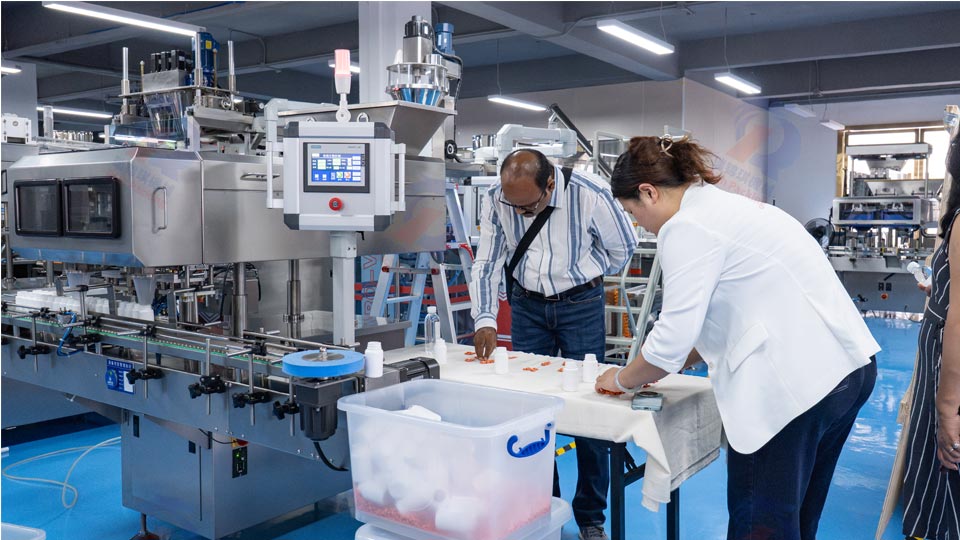 印度制藥企業客戶到訪廣東瑞錦琪，實地驗核16通道電子數粒機性能